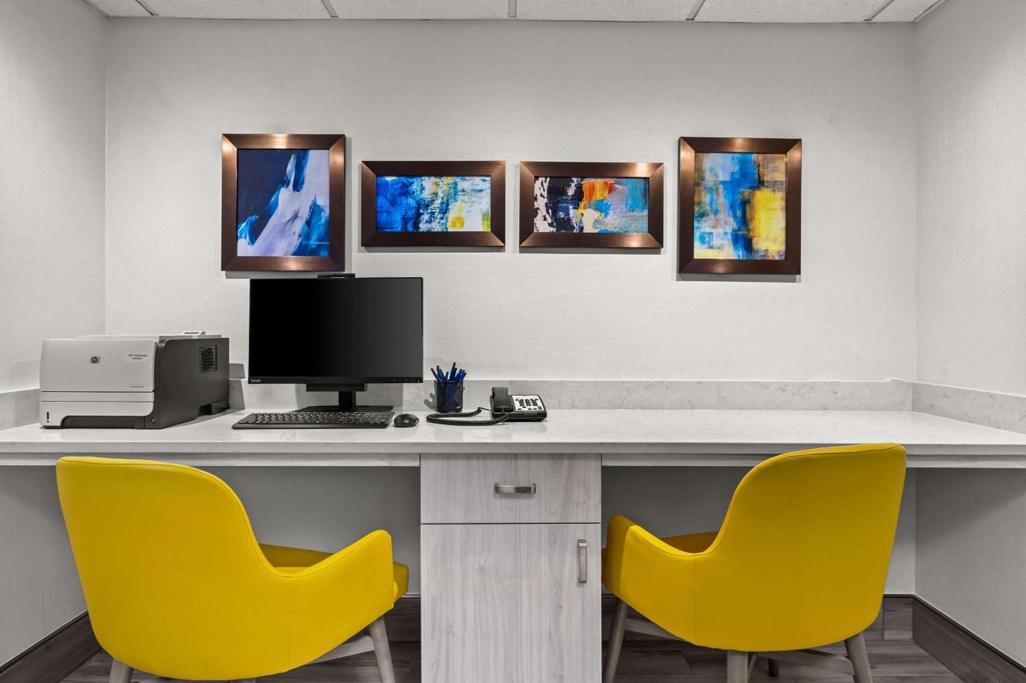 Comfort & Airport Hotel 3*