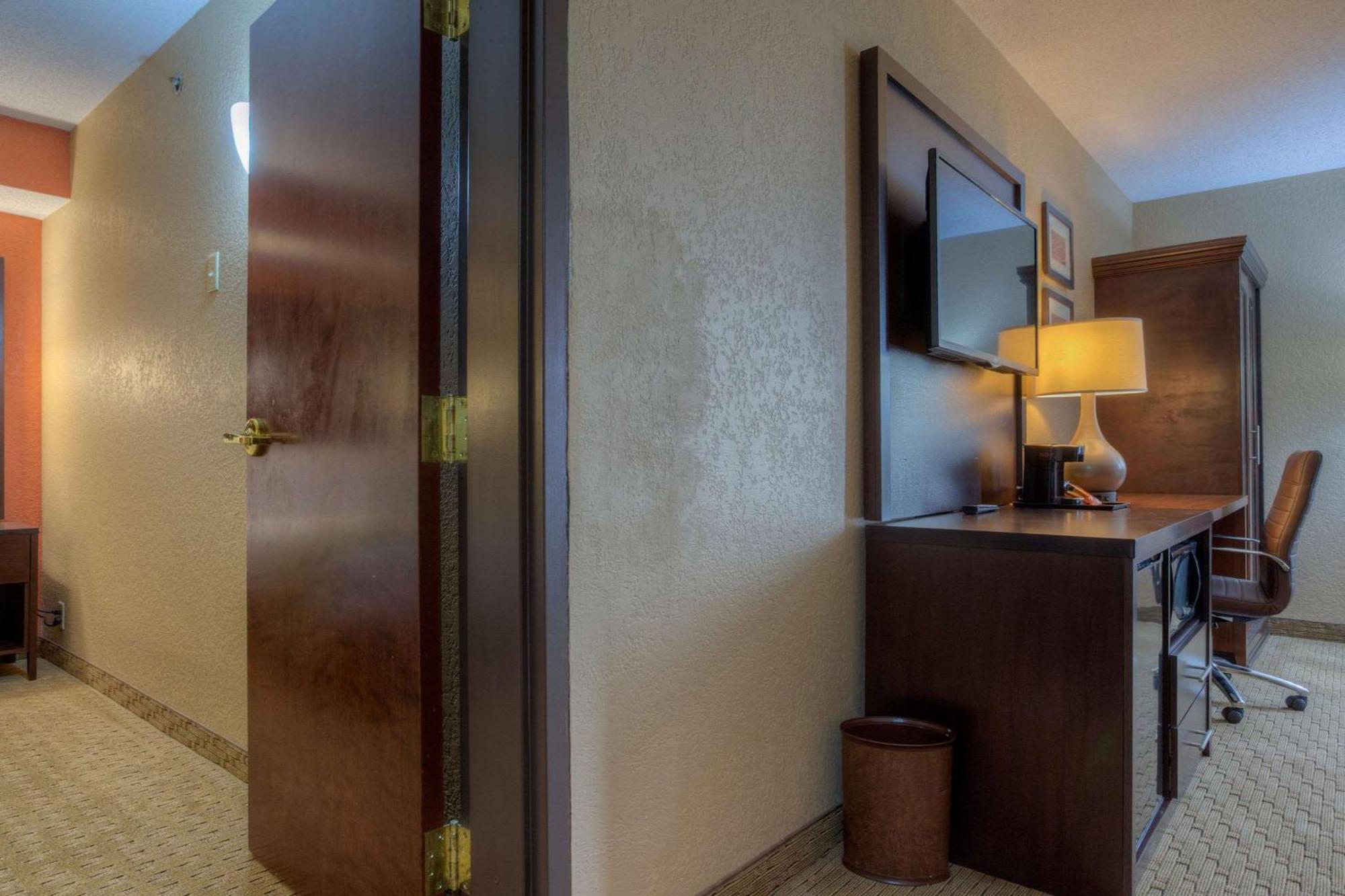 Hotel Comfort & Airport 3*
